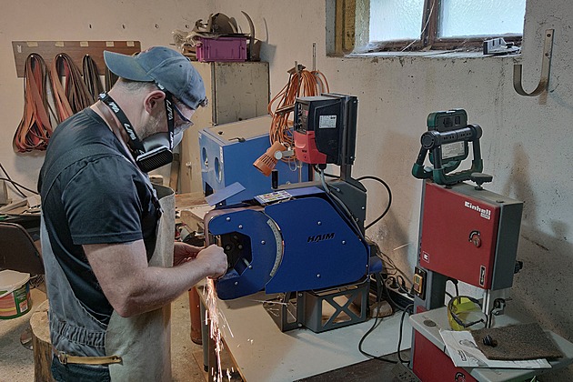 Je hlasem hasičů Plzeňského kraje. Ve volnu vyrábí unikátní nože