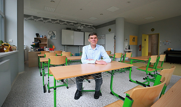 Dobrodružné pokusy místo biflování. Mecenáš Dědek vybudoval školu