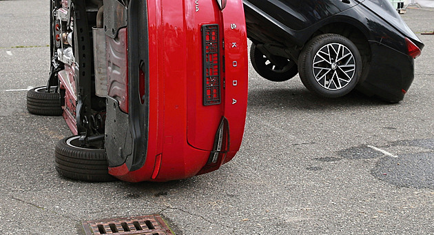 Řidiče zavalilo vlastní auto, zaparkoval ve svahu a špatně jej zajistil