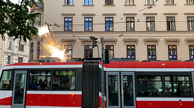 VIDEO: Utržený sběrač tramvaje způsobil „ohňostroj“, z vozu létaly jiskry