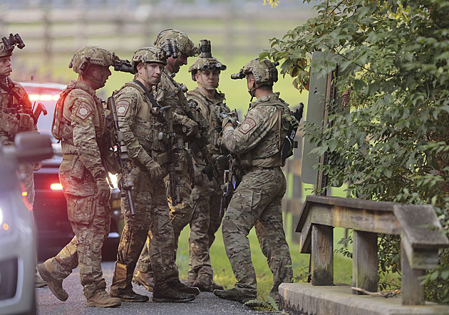 Zdolal dva ploty a ostnaté dráty. Vraha na útěku hledají stovky policistů