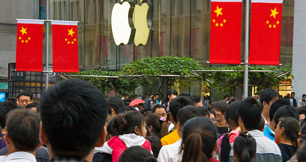 Do práce bez iPhonu. Čínští vládní úředníci si musejí pořídit čínský mobil