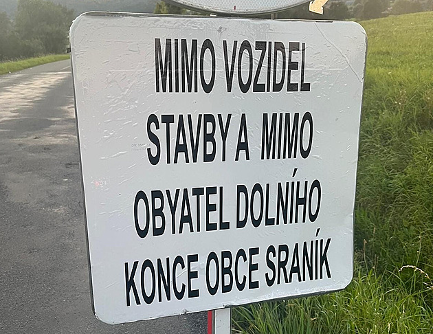 Mimo obyatel obce Sraník, objevilo se na ceduli. Někdo to přelepil, hájí se firma