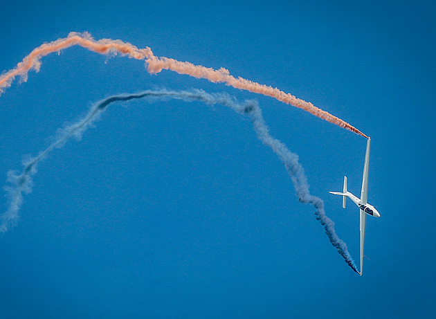 Aeroklub slaví 100 let. Nad letištěm přeletěly gripeny i japonské Zero