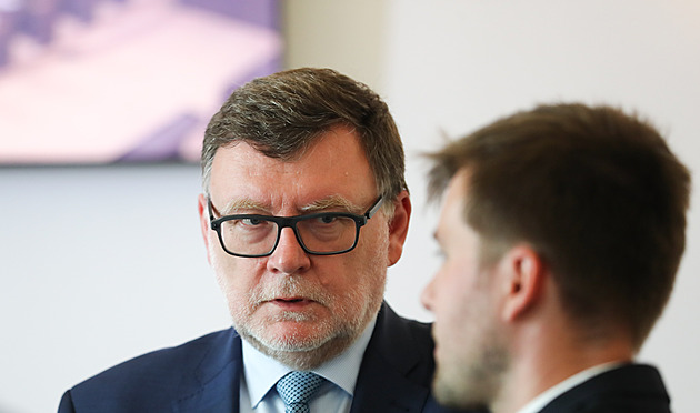 Místo jednání o vládním balíčku vrší poslanci návrhy změn programu schůze