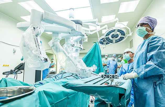 Lékaři v Hradci vyhlížejí další roboty, pacient by v den operace šel domů