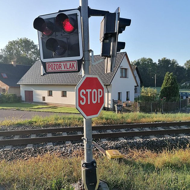 Trať mezi Prahou a Berounem stála, vlak se srazil s autem. Zraněné jsou i děti