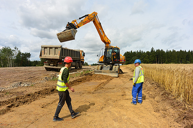 D�lníci mezi Janovem a Opatovcem pracují na sanaci podlo�í pro obslu�né...