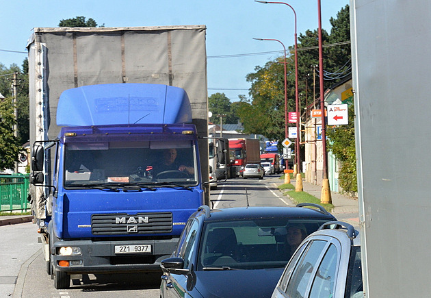 Řidičům tečou na úmorné objížďce přes Svitavy nervy, někteří vjíždí do zákazů