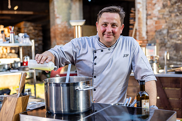 Zápasník MMA rozebral španělského ptáčka, Punčochář papriku, Forejt segedín