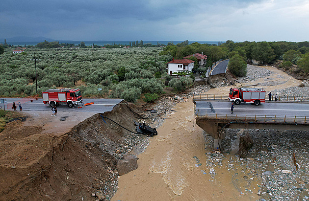 VIDEO: Povodeň v Řecku strhla mosty i silnice, uzavřela 200 kilometrů dálnice