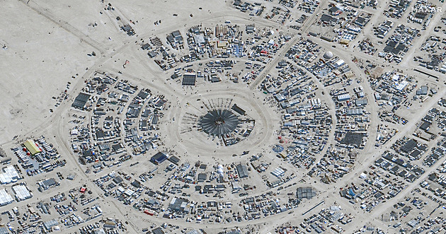 Bouře proměnila pouštní festival v bahenní peklo a uvěznila desítky tisíc lidí