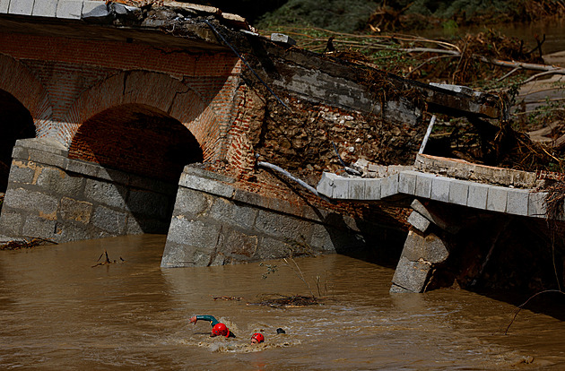 Z ulic se staly ničivé potoky. Přívalové deště ve Španělsku za sebou zanechaly tři mrtvé