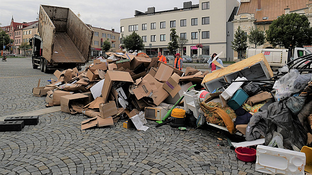 Žďárské náměstí zasypaly tuny odpadu, radnice zahájila netradiční kampaň