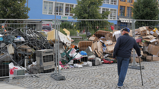 Žďárské náměstí zasypaly tuny odpadu, radnice zahájila netradiční kampaň