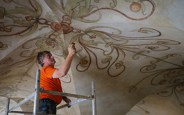 Pod rukama restaurátorů rozkvétají unikátní fresky na meziříčské radnici