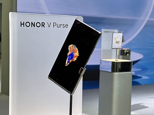 Je to pořádně luxusní kabelka. Jen si do ní vůbec nic nedáte