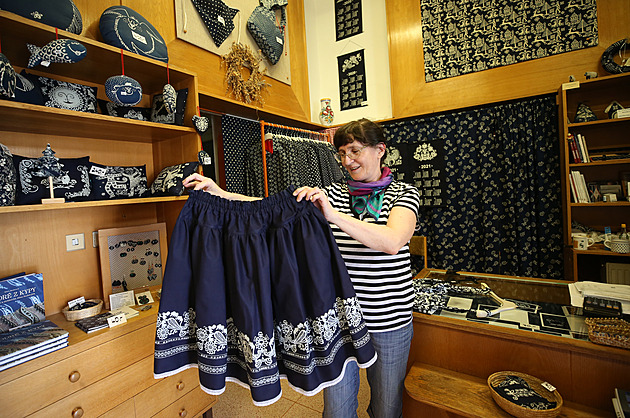 Sukně modračky oblékaly při práci