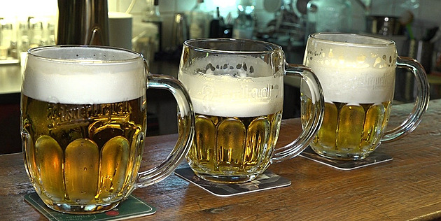Pivo v Česku zdražuje víc, než je třeba. Kolik si za něj připlatíte?