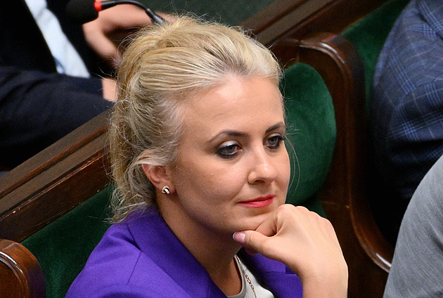 Polská ministryně srazila důchodce, který s ní před časem zveřejnil fotku