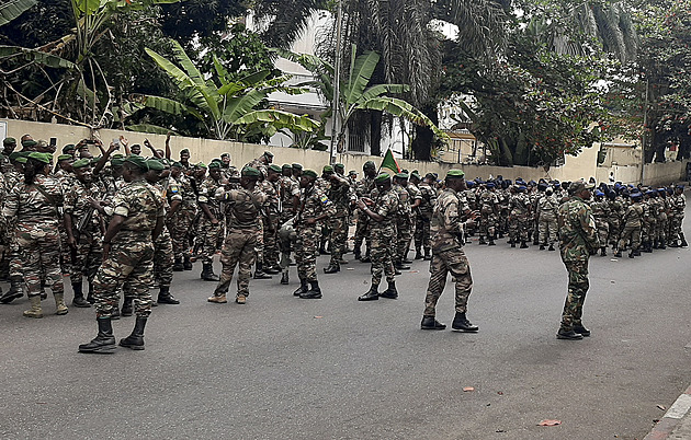Tanky pálily salvy do moře. Vůdce pučistů v Gabonu jmenovali prezidentem