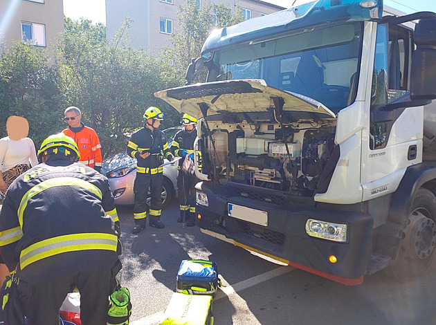 Školačku srazil náklaďák, se středně těžkým zraněním skončila v nemocnici