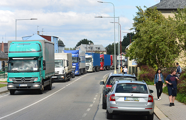 Řidiči u Svitav marně čekali na zprůjezdnění křižovatky, někteří riskovali