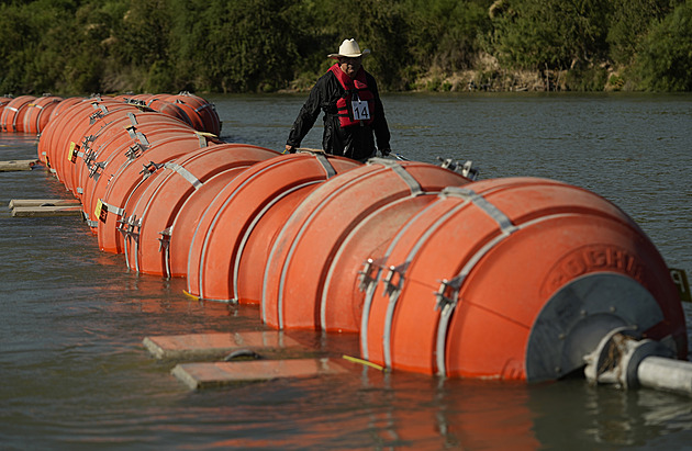 Soud nařídil Texasu odstranit bariéru proti migrantům na řece Rio Grande