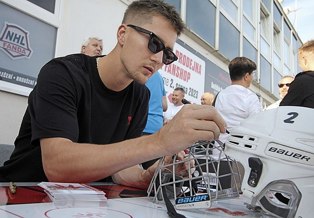 Je hezké udělat něco pro děti. Nečas podepisoval ve Žďáře puky i helmy