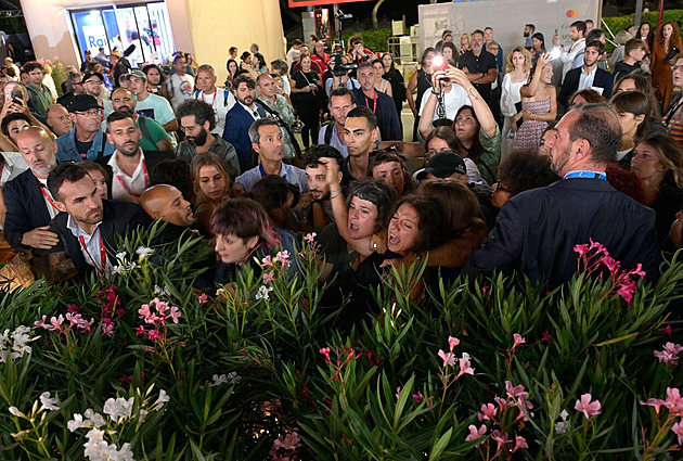 Zhasněte reflektory! Ženy protestovaly proti Allenovi odhalením ňader