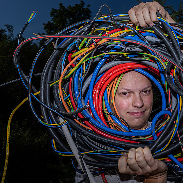 Volají mě ke zfušovaným elektrárnám, říká úspěšný youtuber opravující soláry