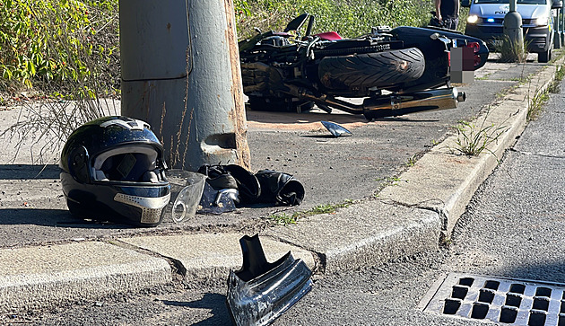 Motocyklista na Opavsku dostal smyk a narazil do propustku. Je vážně zraněný