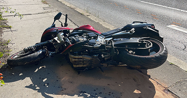 Motorkář na Kutnohorsku dostal smyk a narazil do auta. Nehodu nepřežil