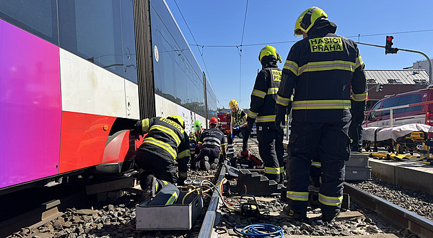 Na Vinohradech tramvaj srazila chodce, lékaři ho uvedli do umělého spánku