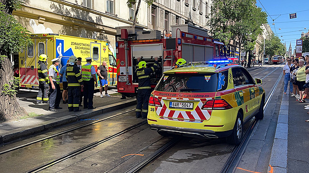V Ječné ulici srazila tramvaj ženu, místo bylo neprůjezdné