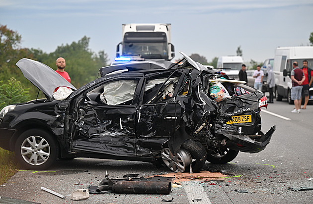 Nehoda na Břeclavsku uzavřela dálnici D2 na několik hodin. Havarovalo pět aut