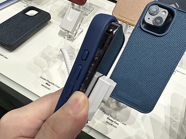 Makety iPhon� 15 na st�nku Njord by Elements s nov�mi kryty