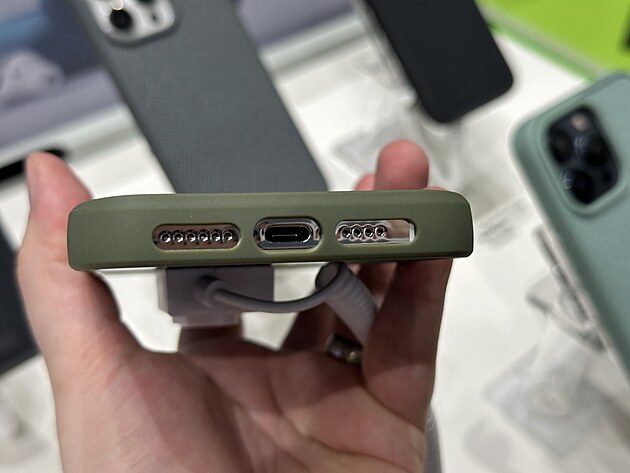 Makety iPhon� 15 na st�nku Njord by Elements s nov�mi kryty