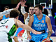 Slovinsk basketbalista Luka Doni (vpravo) brnn   Rokasem Jokubaitisem z...