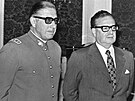 Salvador Allende (vpravo) jmenoval Augusta Pinocheta éfem armády jen ti týdny...