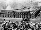 Pinochetovy jednotky obléhají prezidentský palác La Moneda.. (11. záí 1973)