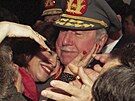 Augusto Pinochet se v roce 1995 vítá se svými píznivci. Podle posledního...