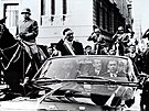 Chilský prezident Salvador Allende zdraví davy, vlevo na koni generál Augusto...