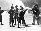Chiltí vojáci zatýkají novináe bhem demonstrace v Santiagu. (20. kvtna 1986)