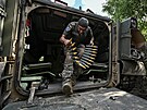 Ukrajinský voják v bojovém vozidlu Bradley na záporoské front (6. záí 2023)