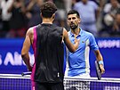 Srbský tenista Novak Djokovi pijímá gratulace Bena Sheltona k postupu do...