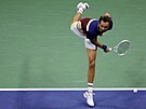 Rus Daniil Medvedv podává v semifinále tenisového US Open.