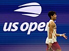 panlský tenista Carlos Alcaraz se diví bhem semifinále US Open.