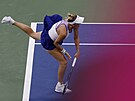 Markéta Vondrouová podává bhem osmifinále tenisového US Open.