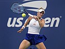 Markéta Vondrouová hraje forhend v osmifinále US Open.